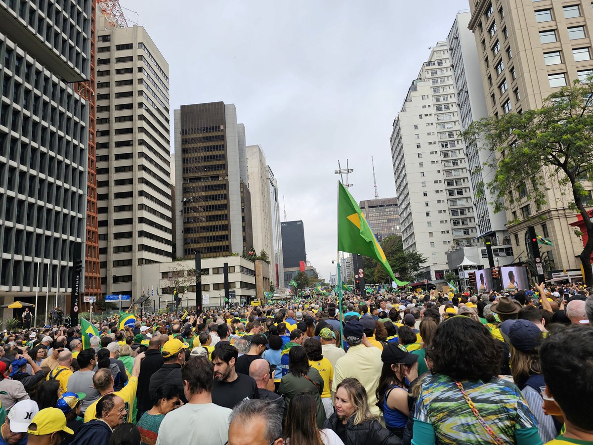 Brasil de braços abertos pela liberdade e democracia. Abaixo ditadura do stf!