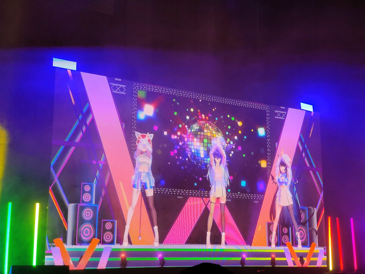 ShadowPear's tweet image. VeXpo Day 3:

The BBC was a banger vibe, It's nice to get Rickrolled for a second year in a row. (Thanks Rin)

Pillowdear's panel was cute, and very informative.

The V4Mirai concert was the absolute best way to finish, all the girls did amazing.

10/10 will go again.
#VeXpo2025