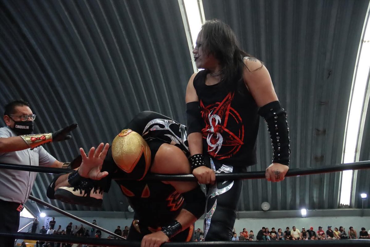 LaTijeraLucha's tweet photo. La lucha súper estelar de #GimnasioTerribleMorales es una sucursal del manicomio entre tanto ídolo que dividió la afición, donde la mayoría se inclinó por #CharlyManson,#Electroshock y #TinieblasJr con #Alushe que dieron cuenta de #JoeLider, #DarkCuervo en una explosión de júbilo https://t.co/FSuA8oP8mR