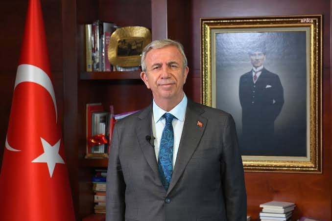 whisperhaber's tweet photo. Mansur Yavaş:

“Parti üyelerimizin, parti binamız olan il başkanlığına sokulmaması hangi gerekçeyle açıklanabilir?

Söylemekten vazgeçmeyeceğim: Demokrasi, ancak hukukun üstünlüğü ve temel hakların güvence altına alınmasıyla anlam kazanır.” https://t.co/ga9TvmK8So