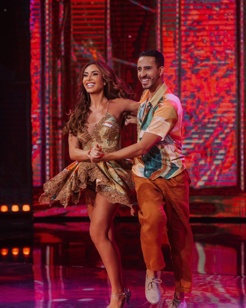 nicolebahls's tweet photo. Hoje foi dia de muito forró. . Primeira apresentação em dupla, eu e meu santo Perrotti. ❤️

O que acharam da nossa apresentação? Me conta aqui nos comentários 👇🏻🌸

#TeamBahls #DançaDosFamosos https://t.co/5U1QmoAekA