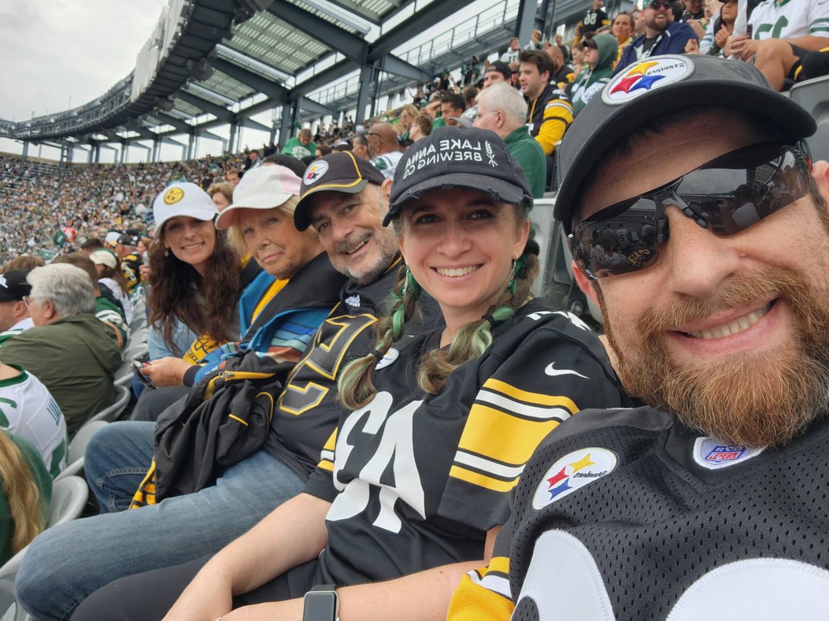 naychic8's tweet photo. Great win today!!! #HereWeGo 💛🖤 https://t.co/qFEx79tMup
