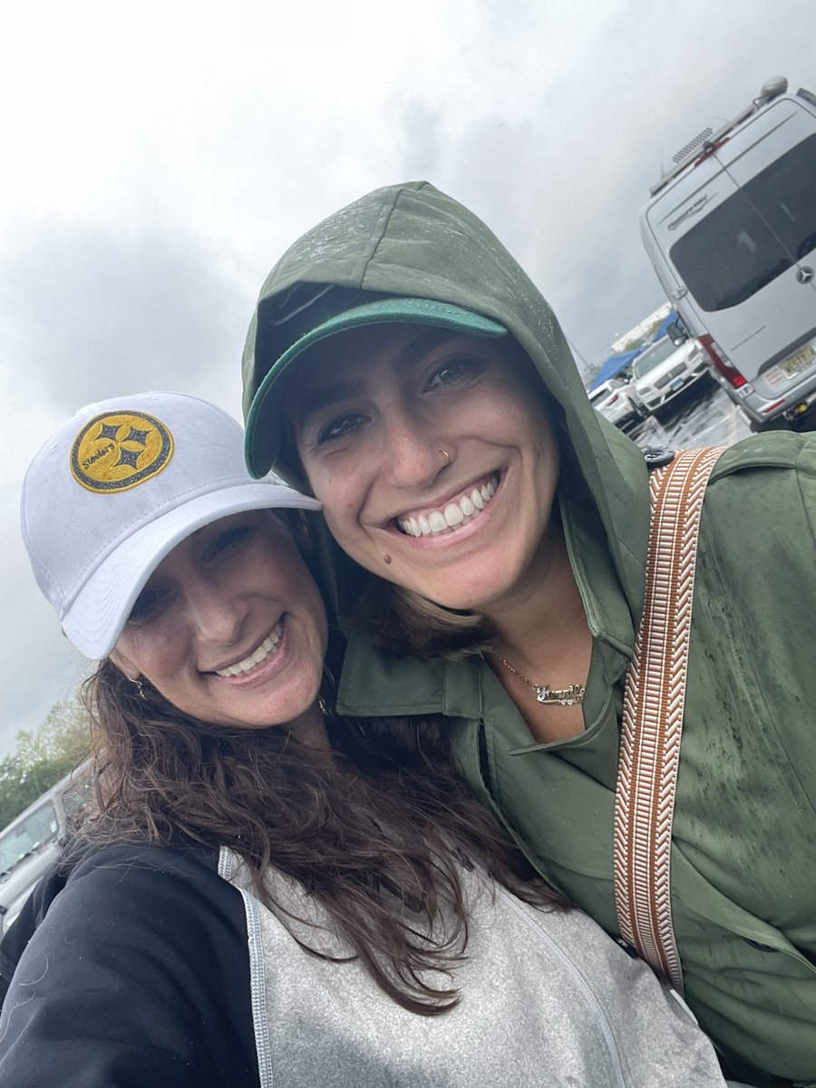 naychic8's tweet photo. Great win today!!! #HereWeGo 💛🖤 https://t.co/qFEx79tMup