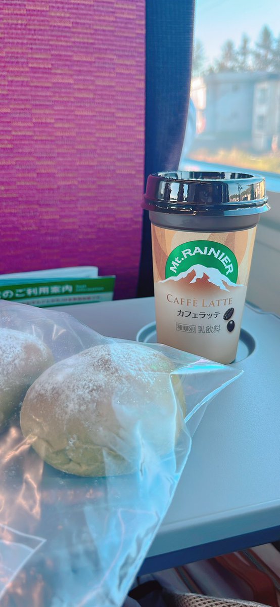 始発の電車に乗って釧路出張🕊

昨日焼いたパン🍞をお供に…𐔌՞･·･՞𐦯