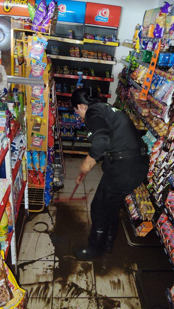 AnguloInforma's tweet image. #ÁnguloPoliciaco | Tras las lluvias del sábado, la @DMSPDGO y vecinos de San Ángel realizaron labores de limpieza junto a Toño Ochoa y el Comisario Marco Contreras.
Unidos por la seguridad y la prevención. 👮🏻♂️🧼🌧️