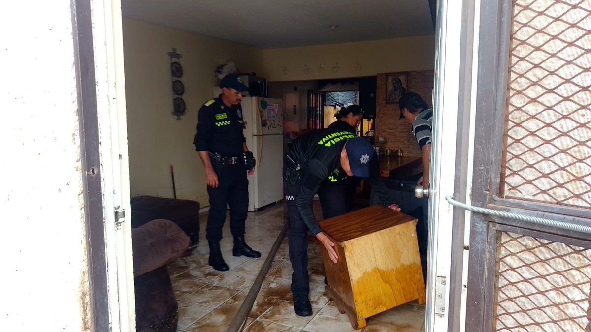 AnguloInforma's tweet image. #ÁnguloPoliciaco | Tras las lluvias del sábado, la @DMSPDGO y vecinos de San Ángel realizaron labores de limpieza junto a Toño Ochoa y el Comisario Marco Contreras.
Unidos por la seguridad y la prevención. 👮🏻♂️🧼🌧️