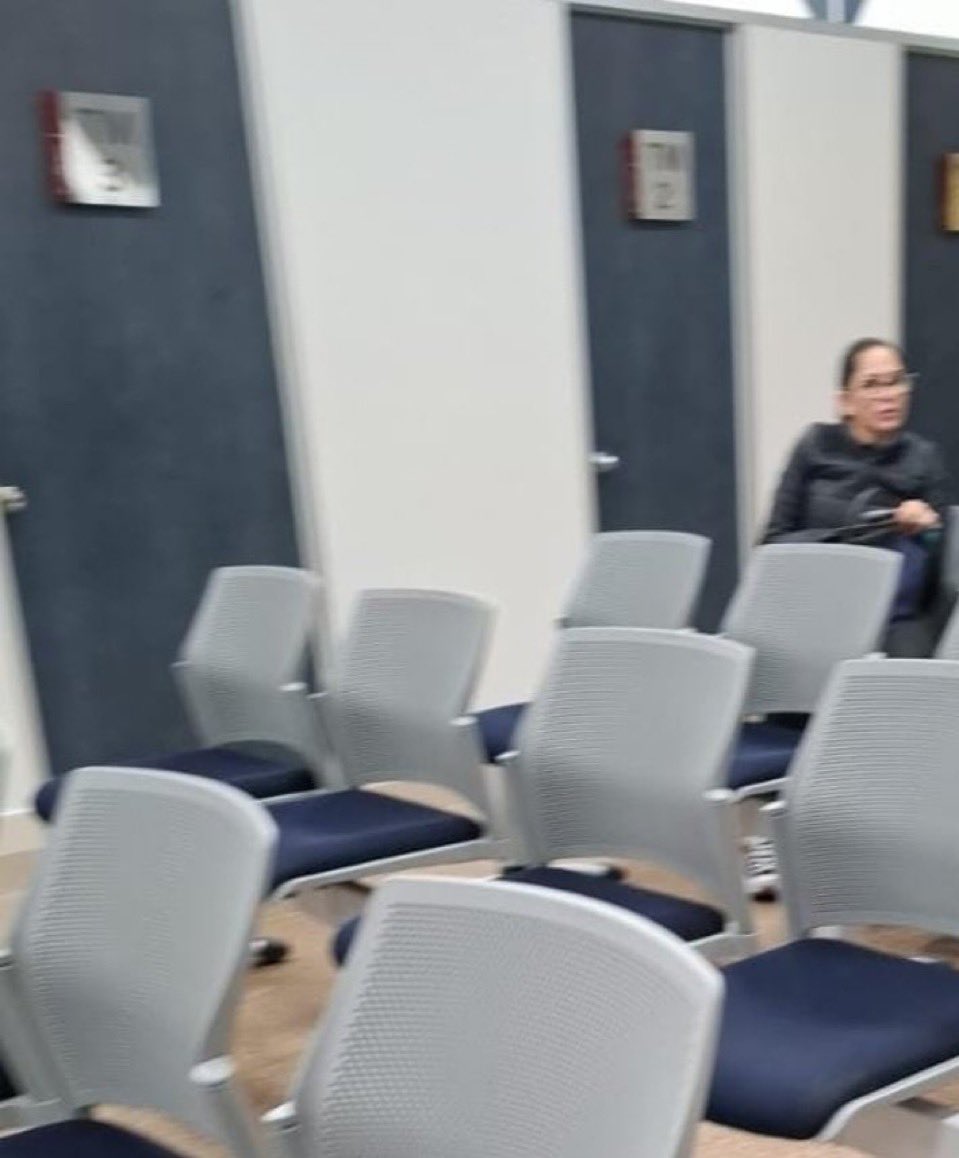 Luisa González, que siempre jura atenderse en instituciones públicas como el IESS, fue captada esperando turno en el hospital PRIVADO Metropolitano de Quito. 

Una vez más, el discurso para el pueblo y la comodidad para ellos🤡