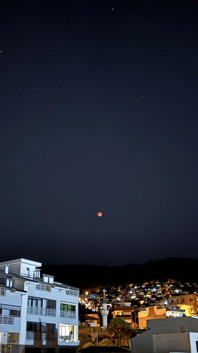 An epic cosmic show, silent and fierce.

#BloodMoon #LunarEclipse #FullMoon