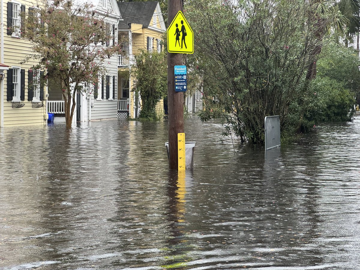 EDeeseSC1's tweet image. Another day of flash flooding in Downtown Charleston. The usual spots saw flooding like Calhoun St, Ogier St, Ashley Ave, &amp;amp; Wentworth St. #scwx #chswx #flooding @NWSCharlestonSC @SheaGibsonWx @BILLWALSHTV @liamswx @RobStormTeam2 @LCWxDave @foxweather @WeatherNation @accuweather