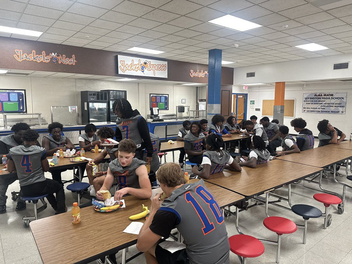 We extend our sincere gratitude to The OES Iris of Love Chapter #47 of Lexington, NC, for their generous provision of a meal for our Lexington Yellow Jackets varsity football team this past Friday. Your continued support and thoughtful contribution are deeply appreciated.💙🏈🧡