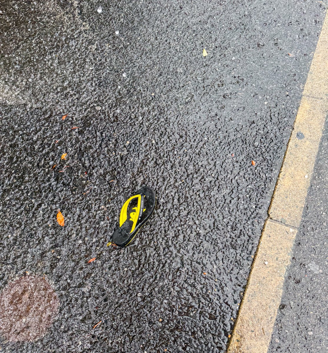 shin__678's tweet photo. おはようございます☀️
まだまだ熱中症警戒アラート…。
台風の日、置きざられたビーサン🩴

 #ファインダー越しの私の世界 https://t.co/4OEpPvj1Y5