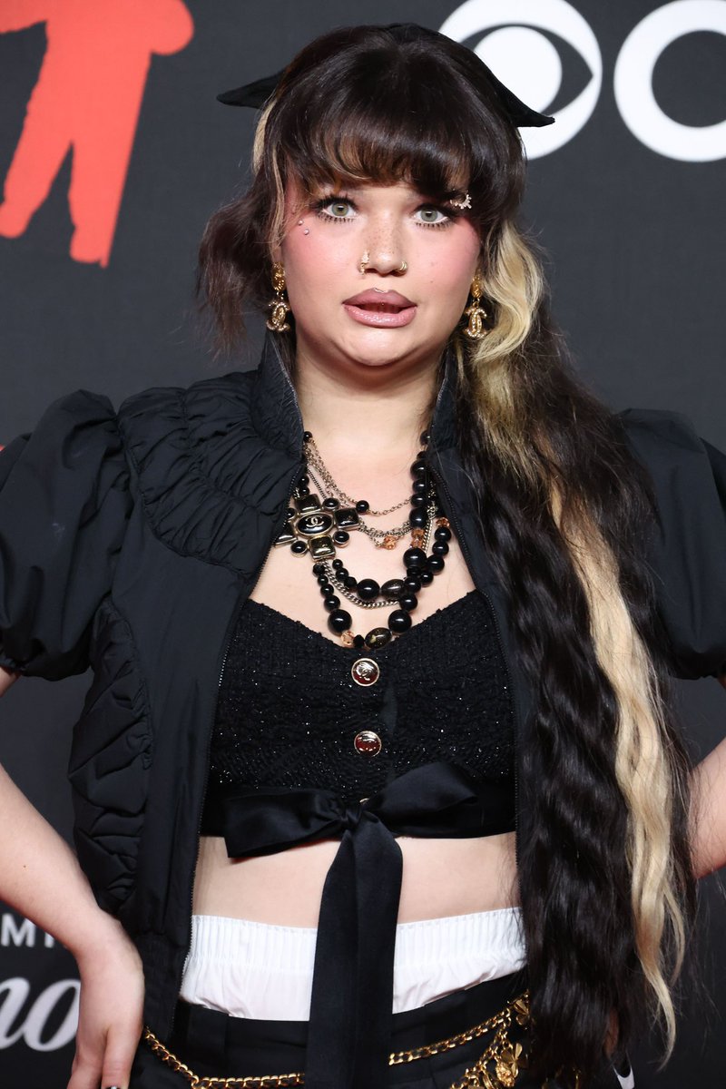 allurequinn's tweet image. lola young has arrived #vmas