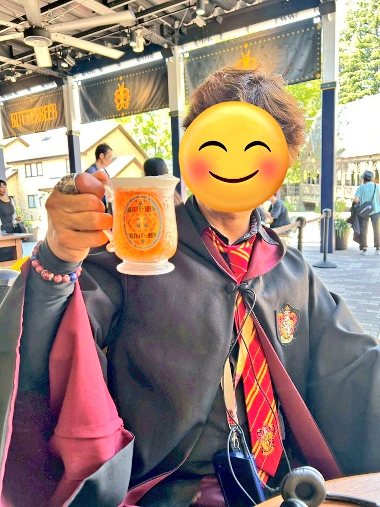 ホグワーツ城の中庭で休憩🍻
1杯目バタービール、2杯目フローズンBB
ユニバと味が違う、グラスは持ち帰りできる

ここまでで3時間経過、ツアーとして半分ほど進んだが…先はまだ長い