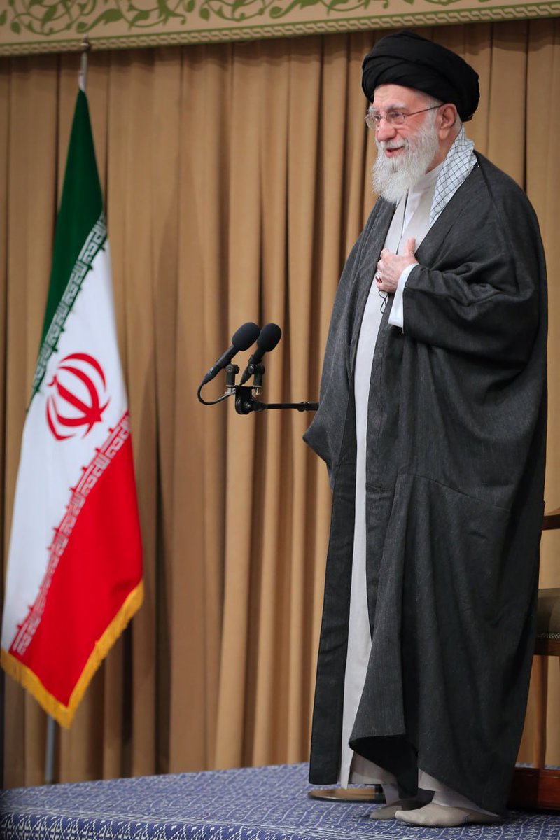 _noha313's tweet photo. ماه در مقابل تو پنهان شده بود 
#لبيك_يا_خامنه_ای‌ https://t.co/KY7BByLUiP
