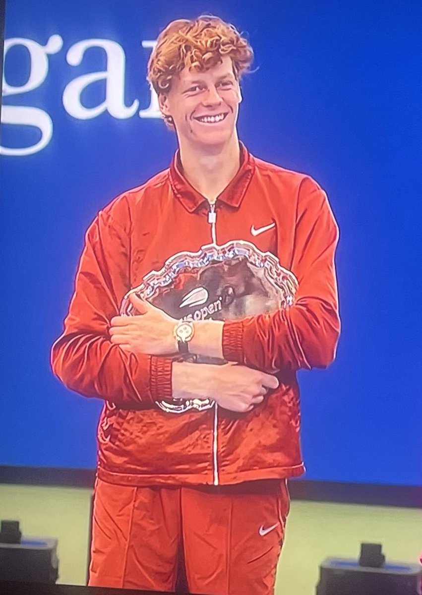 orii151's tweet image. A volte si vince a volte si perde fa parte gioco e il tuo sorriso ce lo insegna. Grazie e sempre forza Jannik 🦊💪🏻 #sinneralcaraz #USOpenFinal
