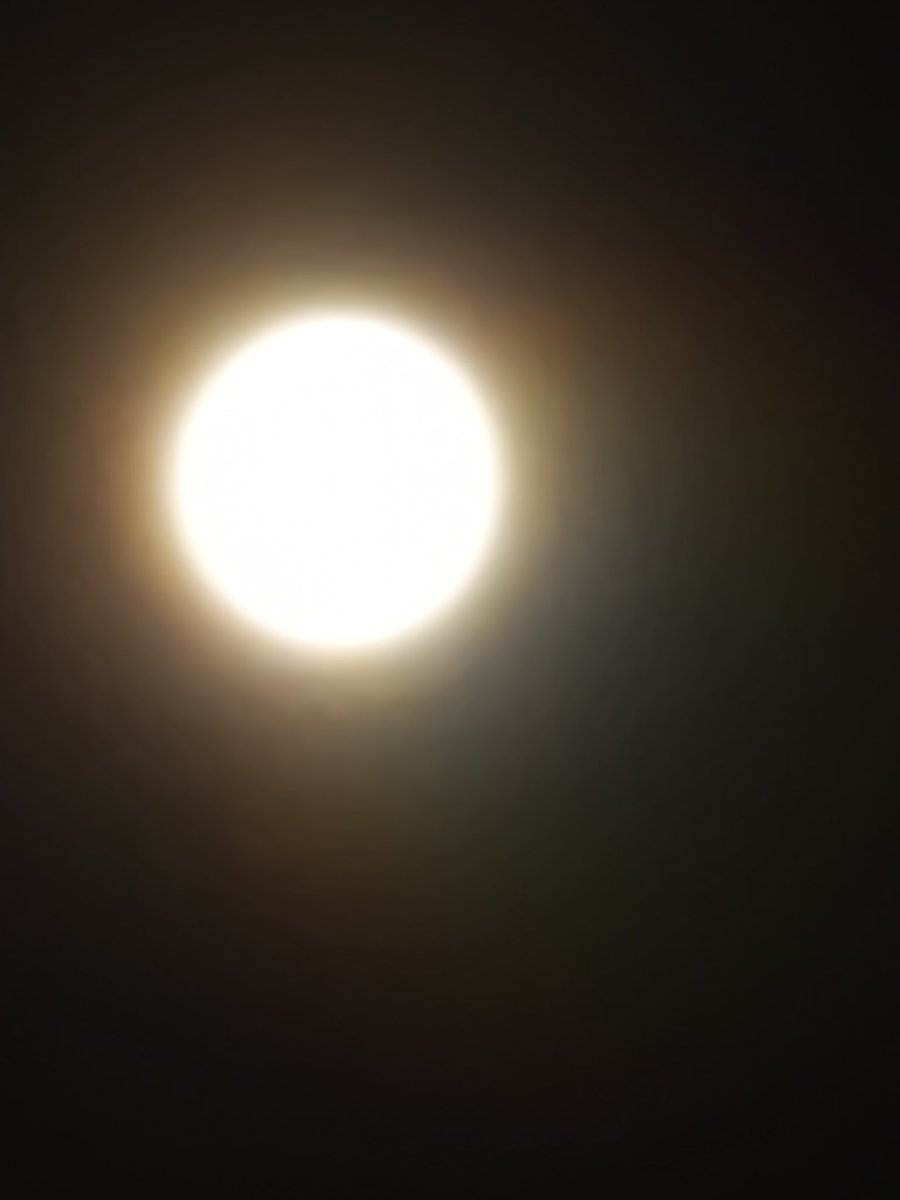 昨晩の満月が綺麗だと思い、5倍10倍30倍ズームで撮ってみた。赤っぽいのはカメラの仕様かと思っていたが、皆既月食の影響もあったのかな？
