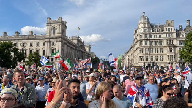 70 000 personnes défilaient aujourd’hui à Londres pour dénoncer l’antisémitisme. Et comme tjs, les Iraniens étaient au rdv