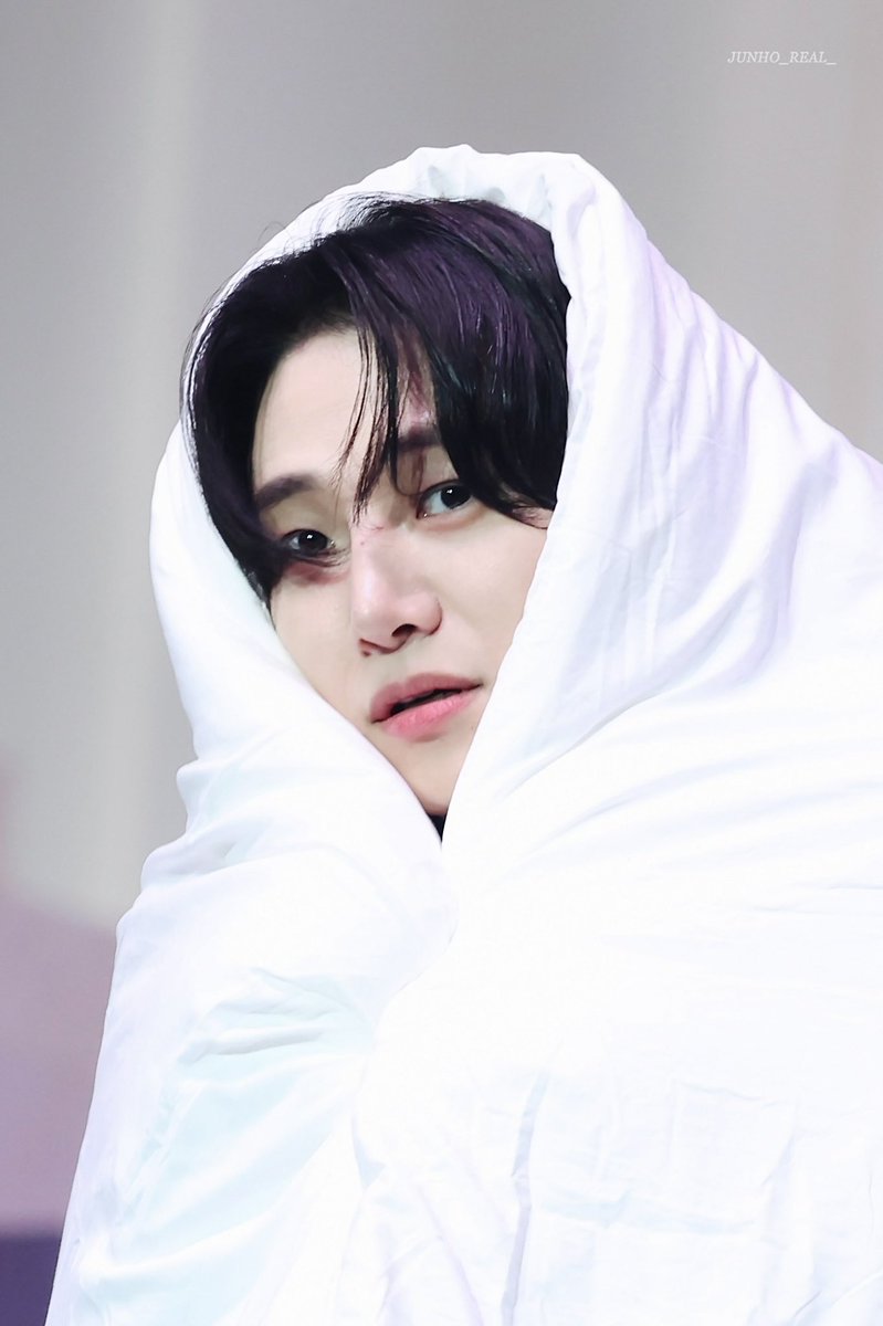 베게 끌어안고 코- 하던 애기가
이불 뒤집어쓰고 더더 애기가 댐 🛌🛌
#이준호 #leejunho #ジュノ #李俊昊