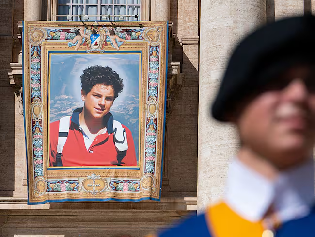 Hoy va hilo sobre religión y tecnología. Hoy se canonizó como santo de la Iglesia Católica a Carlo Mario Acutis (1991 - 2006), el santo millenial o también llamado el "ciberapostol de la fe", es por mucho considerado el "Santo Patrón de Internet". Hilo sobre el Influencer de Dios