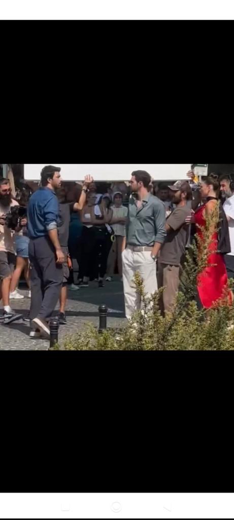 Más fotitos de nuestra belleza #EnginAkyürek en el set del rodaje 
#ÖmerBereketoğlu #BereketliTopraklar