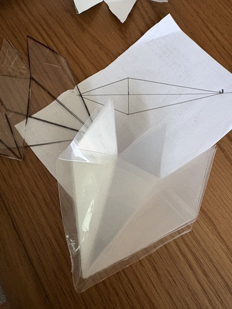 フランの羽制作中‼️ 色をどう塗ってどうくっつけようか迷い中