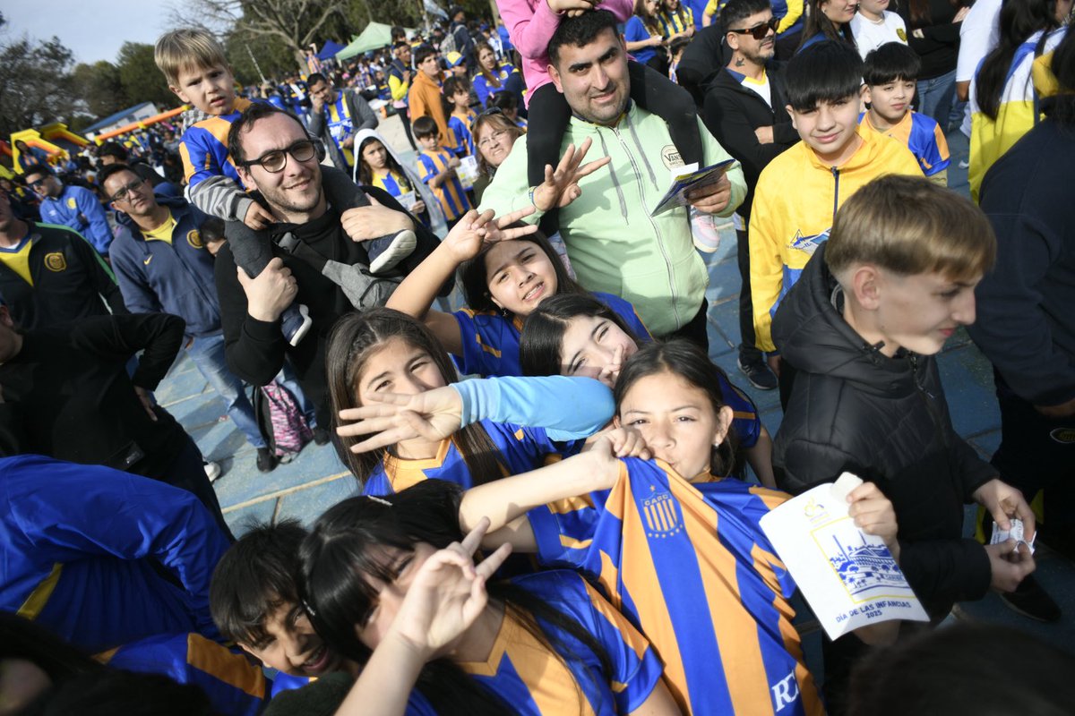 RosarioCentral's tweet photo. Día de la Niñez Canalla 💙💛

Más de 10 mil personas disfrutaron de una jornada llena de juegos, sorpresas y mucha alegría en Ciudad Deportiva 🎉⚽️

Gracias a todas las familias que se acercaron para vivir esta fiesta juntos 🫂 https://t.co/SLOQ9ncUap