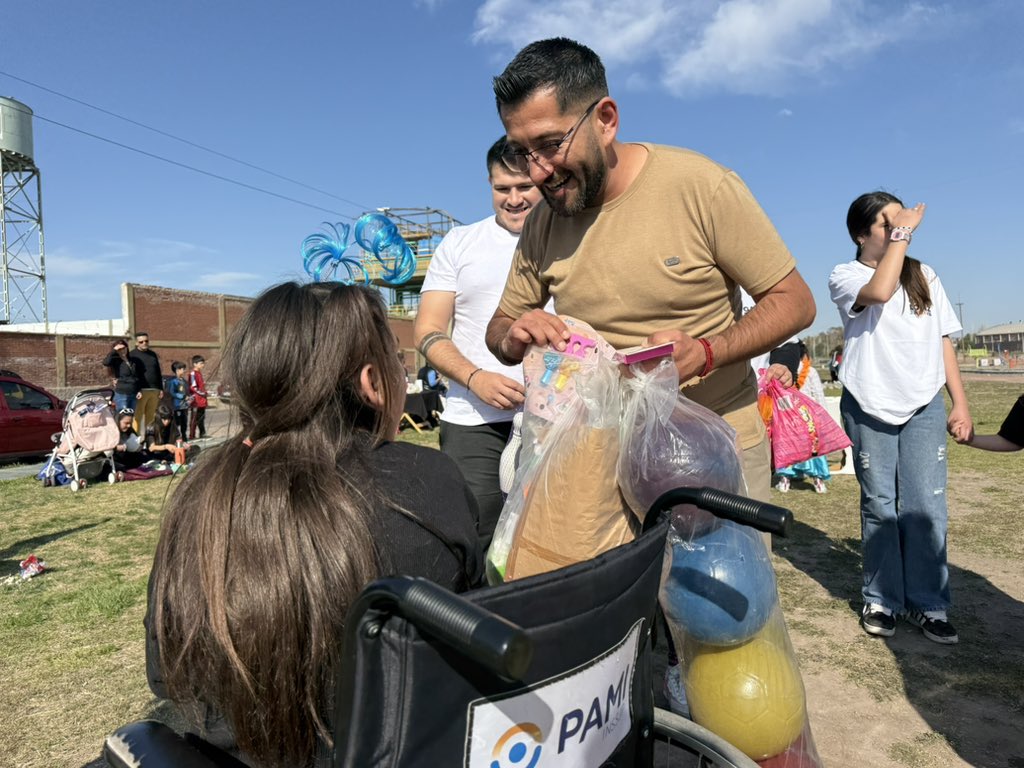 🌟👧🏻👦 Hoy celebramos el Día del Niño en Luzuriaga con juegos, sonrisas y momentos que quedarán en el corazón de las familias ❤️🎉

Gracias a todos los que lo hicieron posible ✨

#JuntoAVos 💙