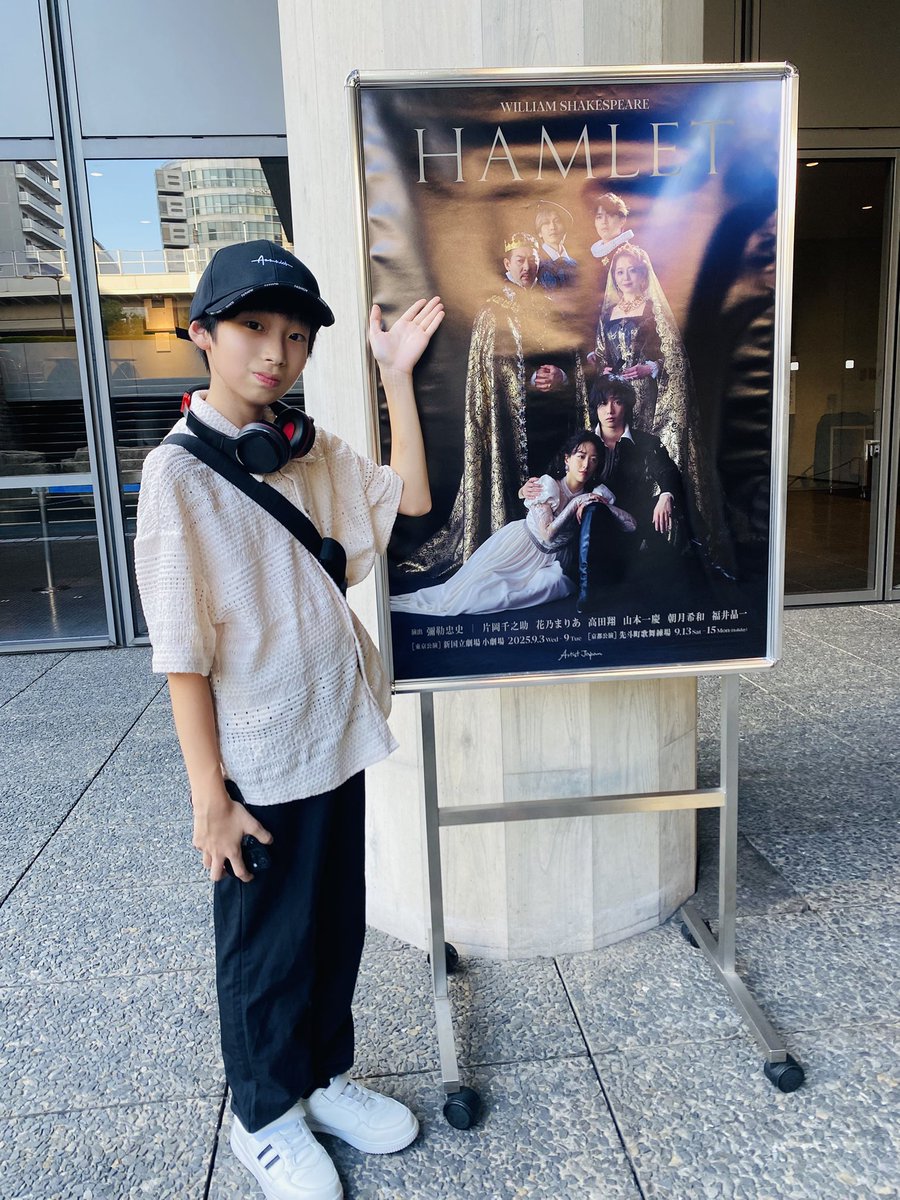 一慶さん、書川さんご出演の「ハムレット」観劇しました✨絵画を見ているような綺麗さで素晴らしかったです❣️
6月あたりまで演技のレッスンで勉強していてちゃんと観たいなぁと思っていた作品だったのですごいタイミングで観れて良かったです！何より大好きなお2人に会えて嬉しすぎました🫶🫶😭