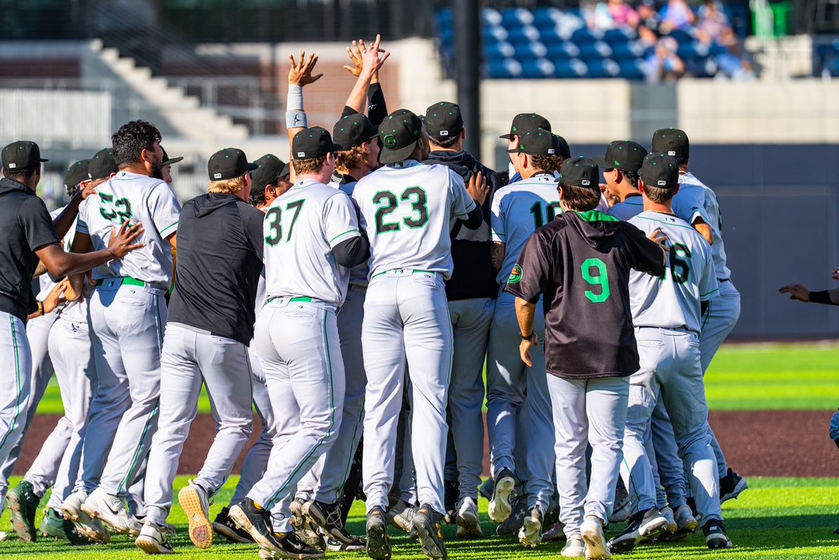 GSOHoppers's tweet image. Let's dance🕺🪩 #playoffsclinched