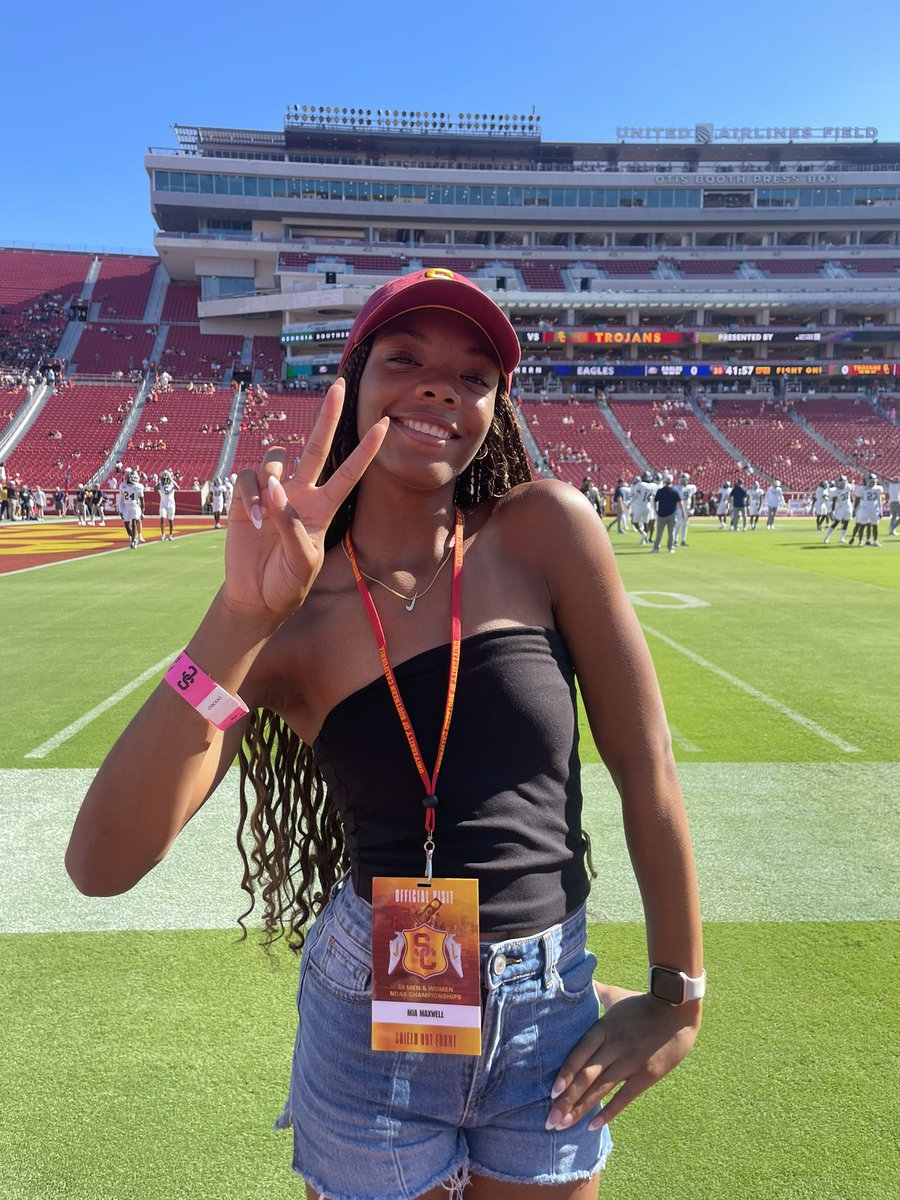 first official visit in the books! ✌🏽#uncommitted #officalvisit #USC