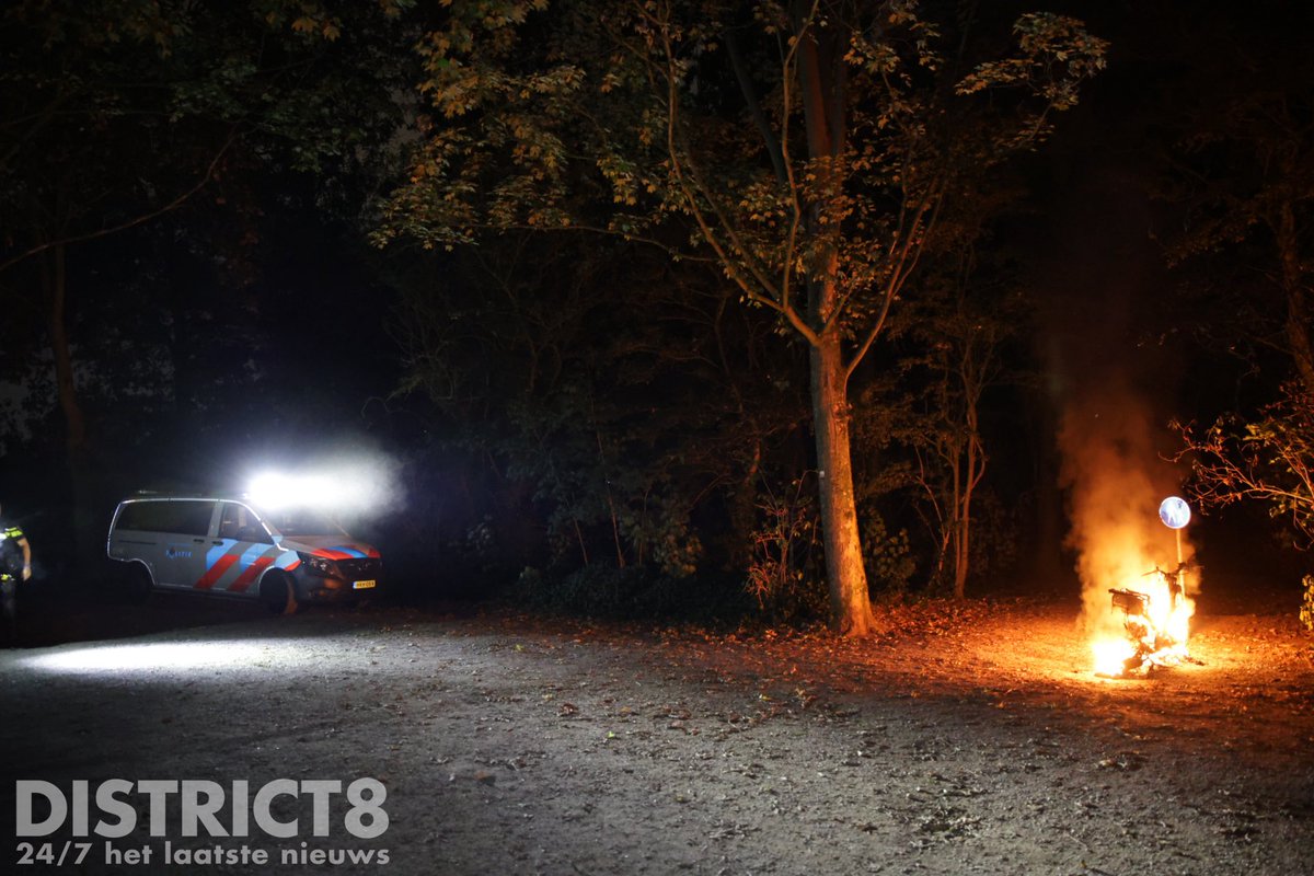 RedactieD8's tweet image. Op een parkeerplaats aan de #Noordeindseweg in #Delfgauw is een scooter in brand gestoken. De brandweer kwam met spoed ter plaatse om de brand te blussen. Ondanks hun snelle komst kan de scooter als total-loss worden beschouwd.