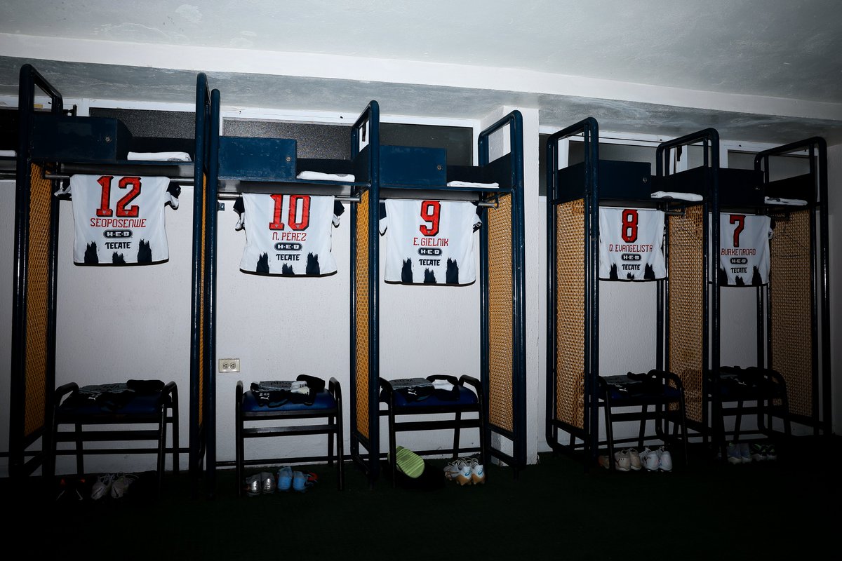 ¡𝐏𝐨𝐫 𝐞𝐥 𝐚𝐳𝐮𝐥 𝐲 𝐛𝐥𝐚𝐧𝐜𝐨!💙🤍

¡Nuestro vestidor esta listo!🔥 <a href="/PUMAmexico/">PUMAmexico</a>