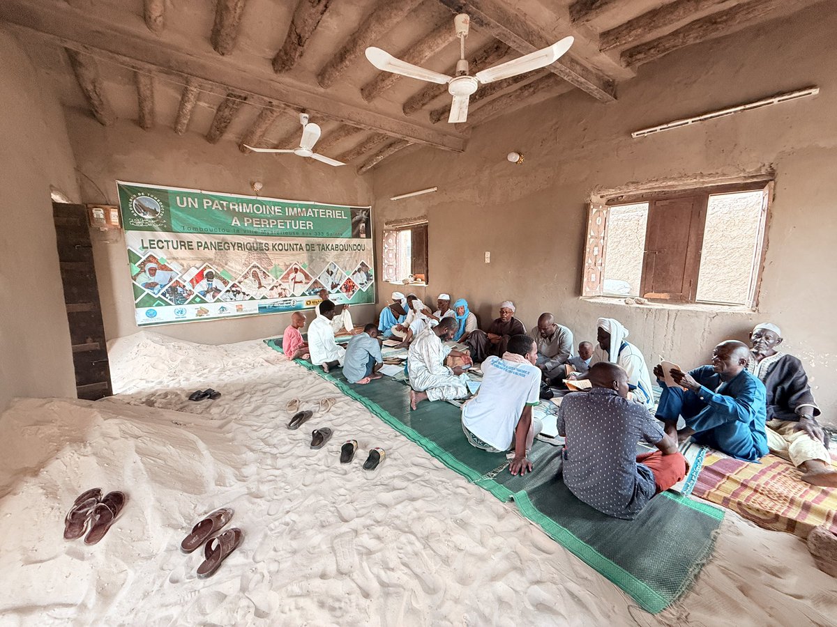 TOMBOUCTOU 2025.

La cité des 333 saints se dresse encore, fière et fragile à la fois. Mais pour combien de temps ? Déjà, quelques bâtiments en béton viennent troubler l’harmonie et effacer peu à peu la mémoire de ses murs.

Pour qu’elle résiste, il faut préserver son âme :