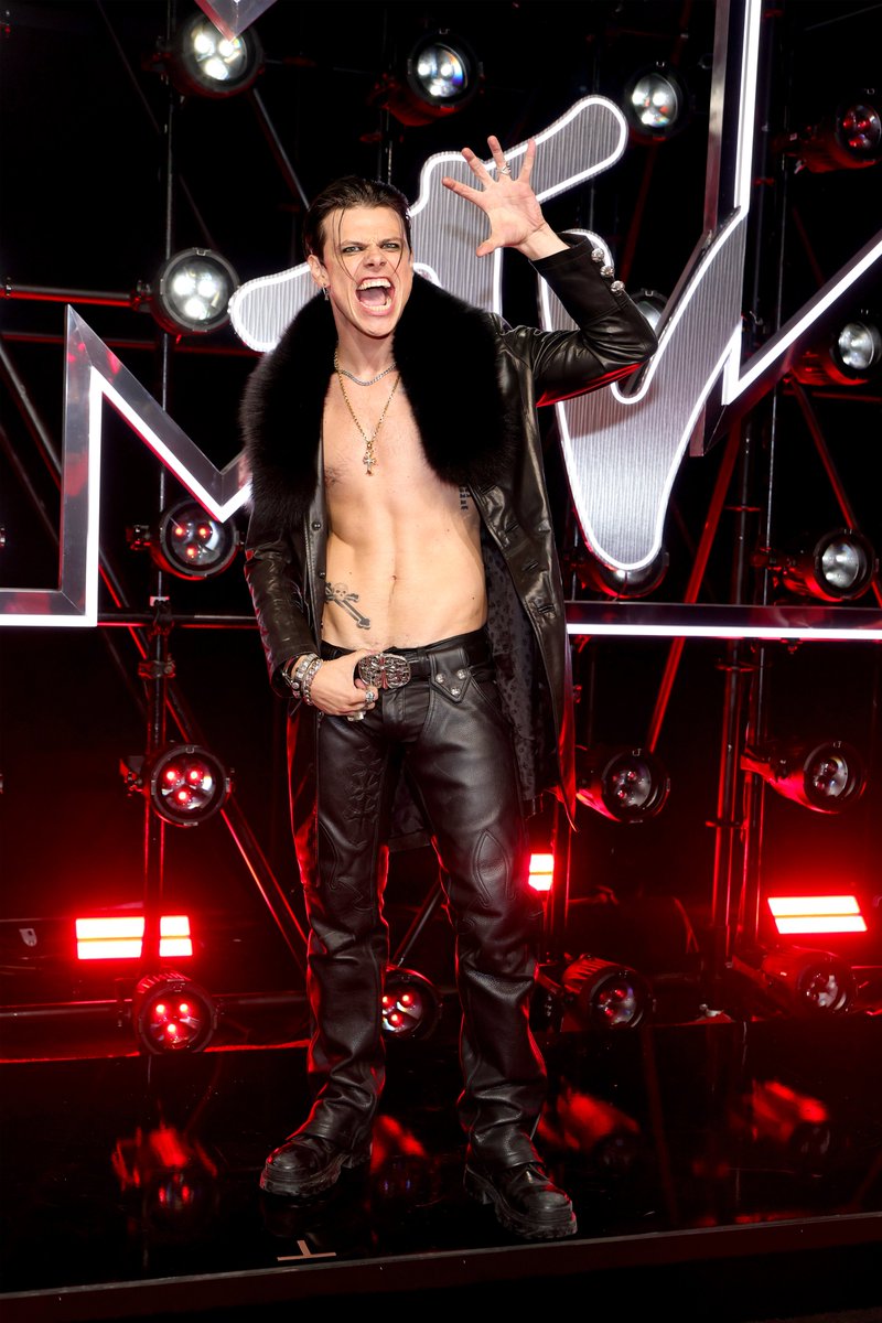 Don't ask me the color of anything!

📍 <a href="/yungblud/">YUNGBLUD</a> at the 2025 #VMAs