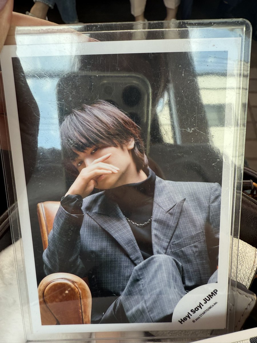 公式写真何持ってくか選んでる時、

かわい〜ね〜☺️
こっちはイケメンすぎだろ。死ぬ。無理。吐く。
絶対持ってく。

記憶のないイケメンがいて朝から心臓痛かったわ…🥺