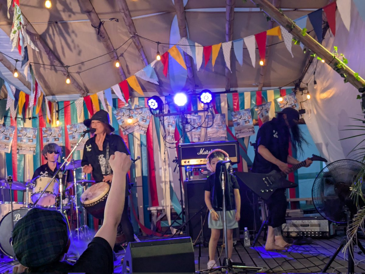 日没前後のホネホネロックス

めっちゃ雰囲気良いが🎸アンプ不調で水崎氏も登場😎

アンプ回復して爆音で盛り上がりワイヤレス組は客席や海に突入、両サイドは🎧️女児が配備され気ままにハーモニカやコーラスしてたりと何とも自由で善き🥰