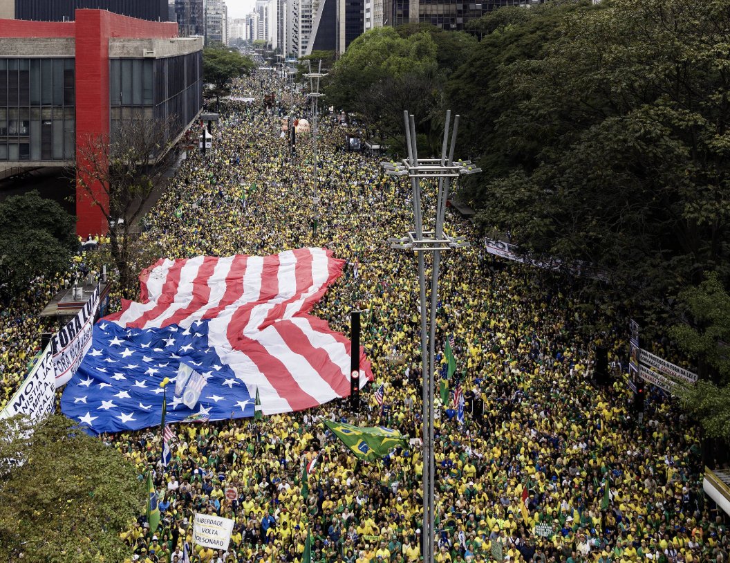 OliverStuenkel's tweet photo. By unfurling a giant US flag on Brazil's Independence Day, pro-Bolsonaro protesters in São Paulo handed the Lula team valuable campaign material today https://t.co/28a8Ar3yQb