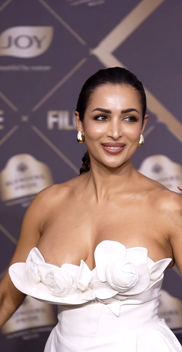 wildcry808's tweet photo. Milfy Malaika Arora sizzles her deep cleavage in a strapless white gown at filmfare!! [2/2]
#MalaikaArora #Malaikaindetails #Curvedetails #Cleavagedetails #Armpitdetails #Milfdetails #malaikaarorahot #Bollywoodindetails https://t.co/UkcVGFRbot
