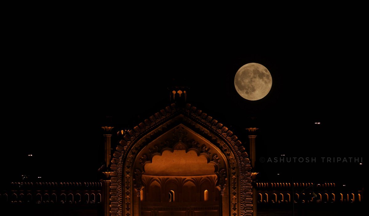 कुछ तस्वीरें लाजवाब होती हैं... जिन्हें लाजवाब शख्स ही अपने कैमरे में कैद कर सकता है!!

#चंद्रग्रहण की खूबसूरत तस्वीर🙏💐
सीधे <a href="/tripsashu/">Ashutosh Tripathi</a> भैया के कैमरे से
