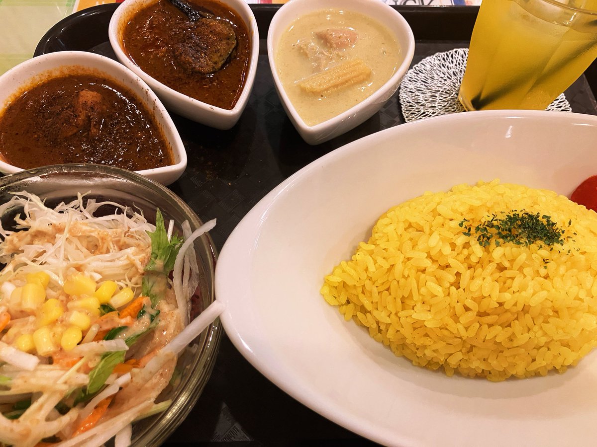 sr_shotaro's tweet photo. 秋葉原、PLUCKへ行きました。プラックセットです。#akiba 
3種類の美味しいカレーがいただけま���た。 https://t.co/dsrcPXjg56