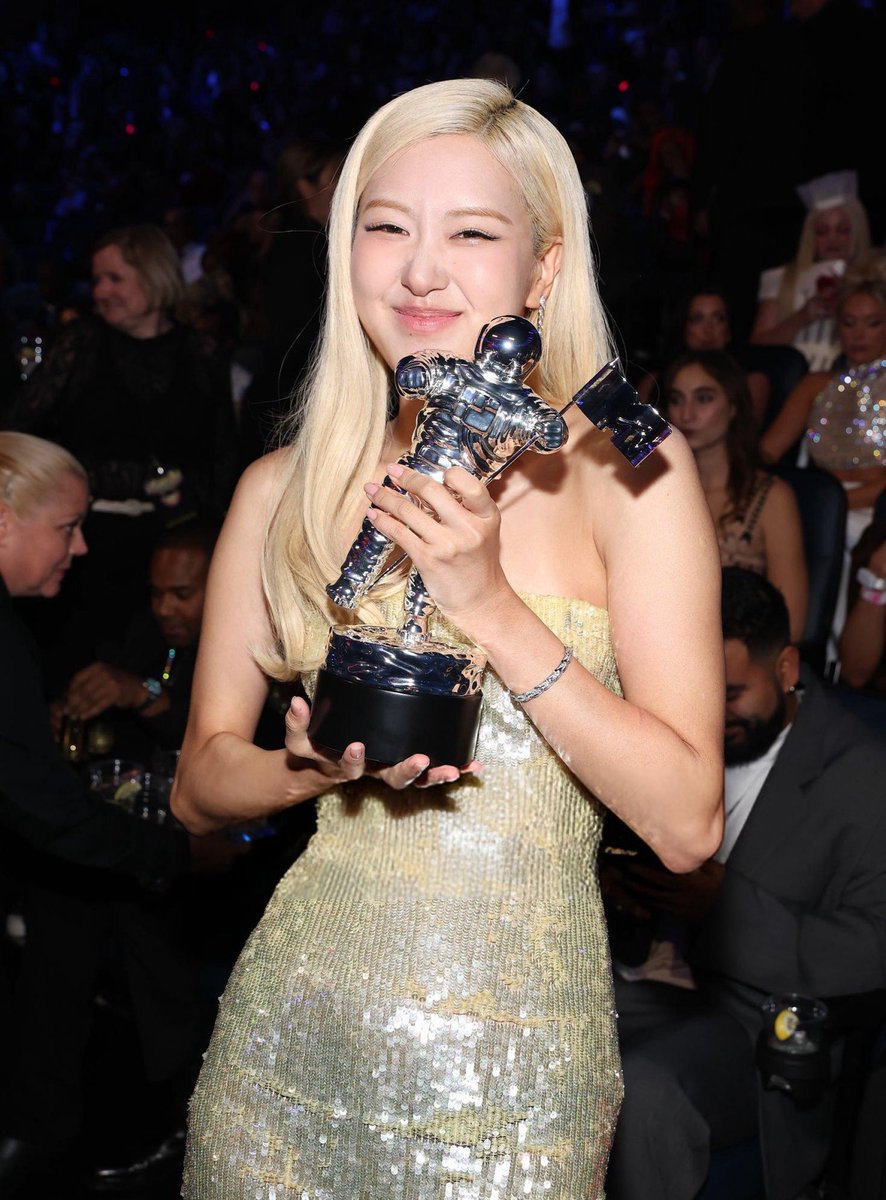 Já caiu a ficha de vocês que um ato de K-pop ganhou o prêmio de MÚSICA DO ANO no VMA pela PRIMEIRA VEZ NA HISTÓRIA e foi a nossa Rosé que fez isso?! 🥹

VMAS WINNER ROSÉ
#ROSÉ_VMAs #ROSÉ