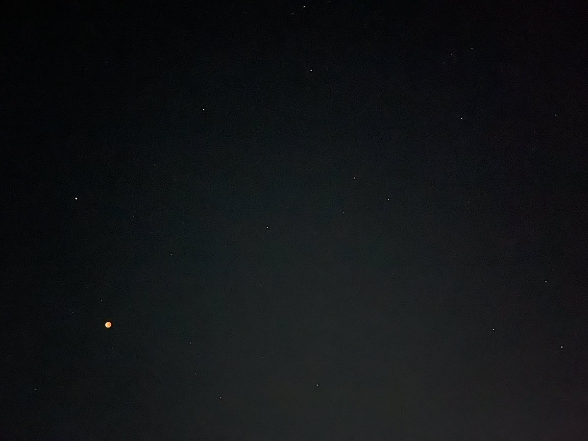 mobmode_neki's tweet photo. 皆既月食と綺麗な星空が見れました🌟 https://t.co/tB2dQvCemh