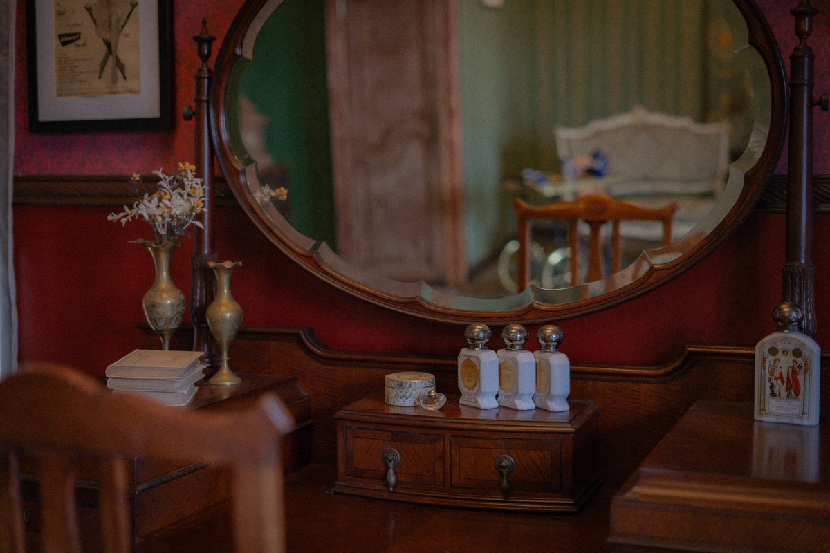 ドレッサー

天井が高いので、こちらのドレッサーも想像より大きいサイズ感となります

手持ちのコスメを追加で並べて撮影するのもとてもおすすめです💄

ご予約2時間から承っております

ぜひお気軽にご利用ください