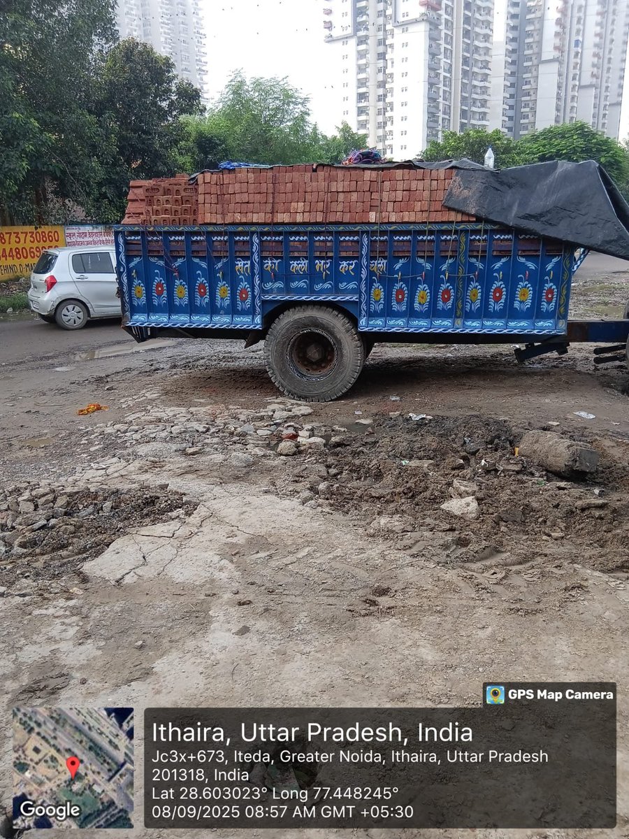 manishsmooth's tweet photo. ग्रेनो वेस्ट चेरी काउंटी मंदिर और @npclgrnoida ऑफिस के बाहर टेकज़ोन4 की सड़क और 130m की सर्विस/बस लेन में रोजाना ईंटों से भरे कई ट्रैक्टर लगते हैं जिससे सड़क बर्बाद हो गई है। @OfficialGNIDA @dcptrafficnoida @DCPCentralNoida कोई समाधान है इसका? @dmgbnagar @MedhaRoopam @CP_Noida https://t.co/1D72IVj28q