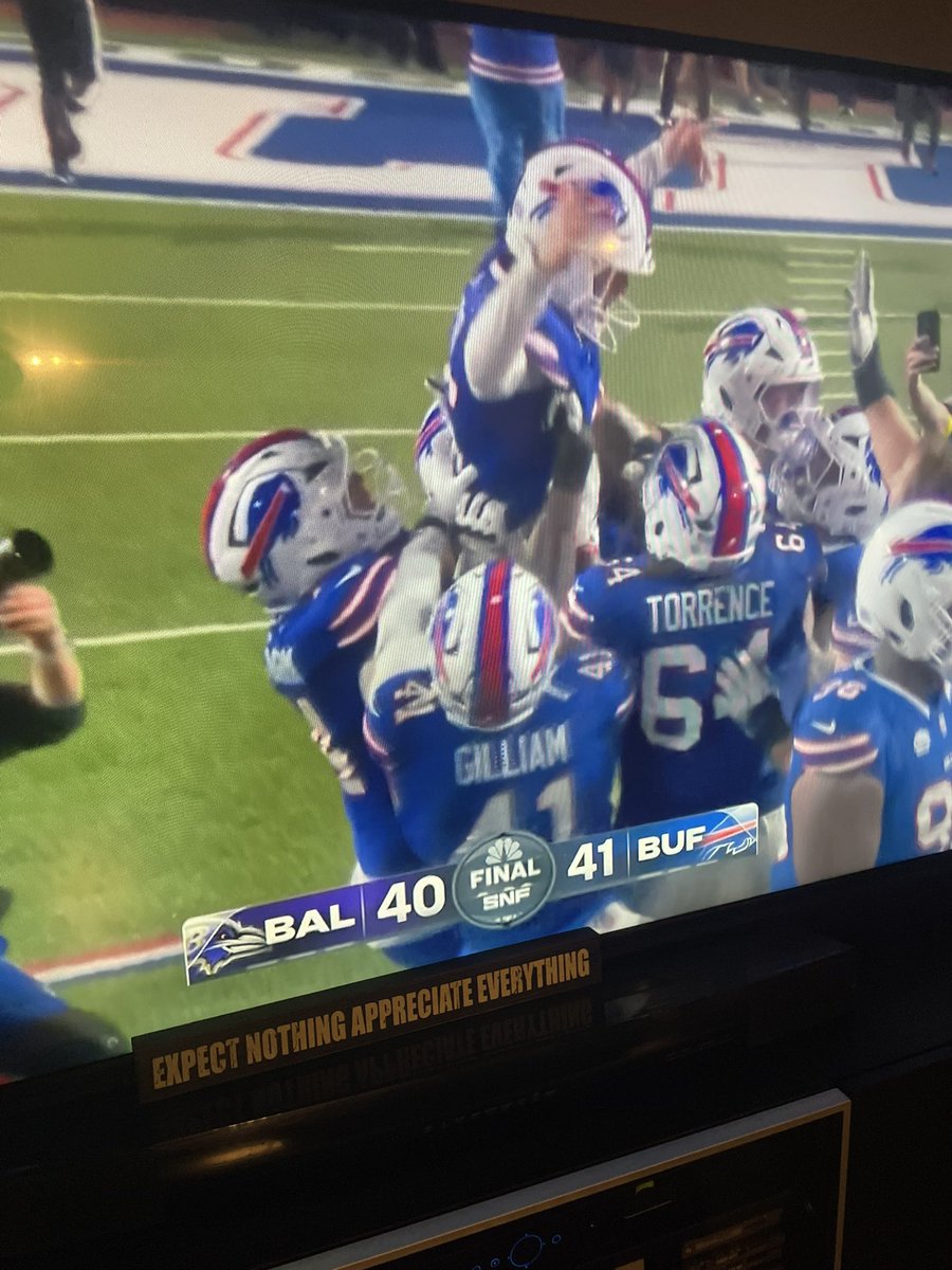drizzydrew02's tweet photo. HOW CAN YOU NOT BE ROMANTIC ABOUT FOOTBALL!!!!!!! BUFFALO BILLS DOWN 40-25, FAILED TWO POINT CONVERSION, MADE KING HENRY FUMBLE, AND THEY COMEBACK😭
GAME.OF.THE.YEAR

Lamar and Henry played their asses off per usual &amp; Zay

But Josh Allen rallied the boys along w/ BUF defense🏈 https://t.co/U3s2VBFUMp
