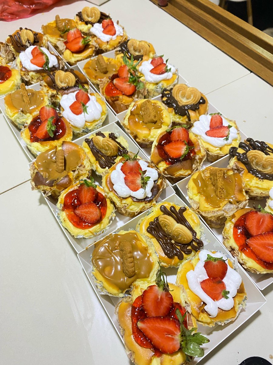 uibaseNG's tweet photo. UI! setelahhh banyak bgt yang nanyain🥹 akhirnyaaa CHEESECAKE OPEN PO LAGIII, bisaa banget nih untuk kasih temen level 2/pacar/camer pas wisuda🤩 bisaa diambil hari rabu, kamis, jumat di balairung yaa!! open bulk order juga😍🥰😋🫰🏻🧀🍓 https://t.co/LGnxfM2DhE