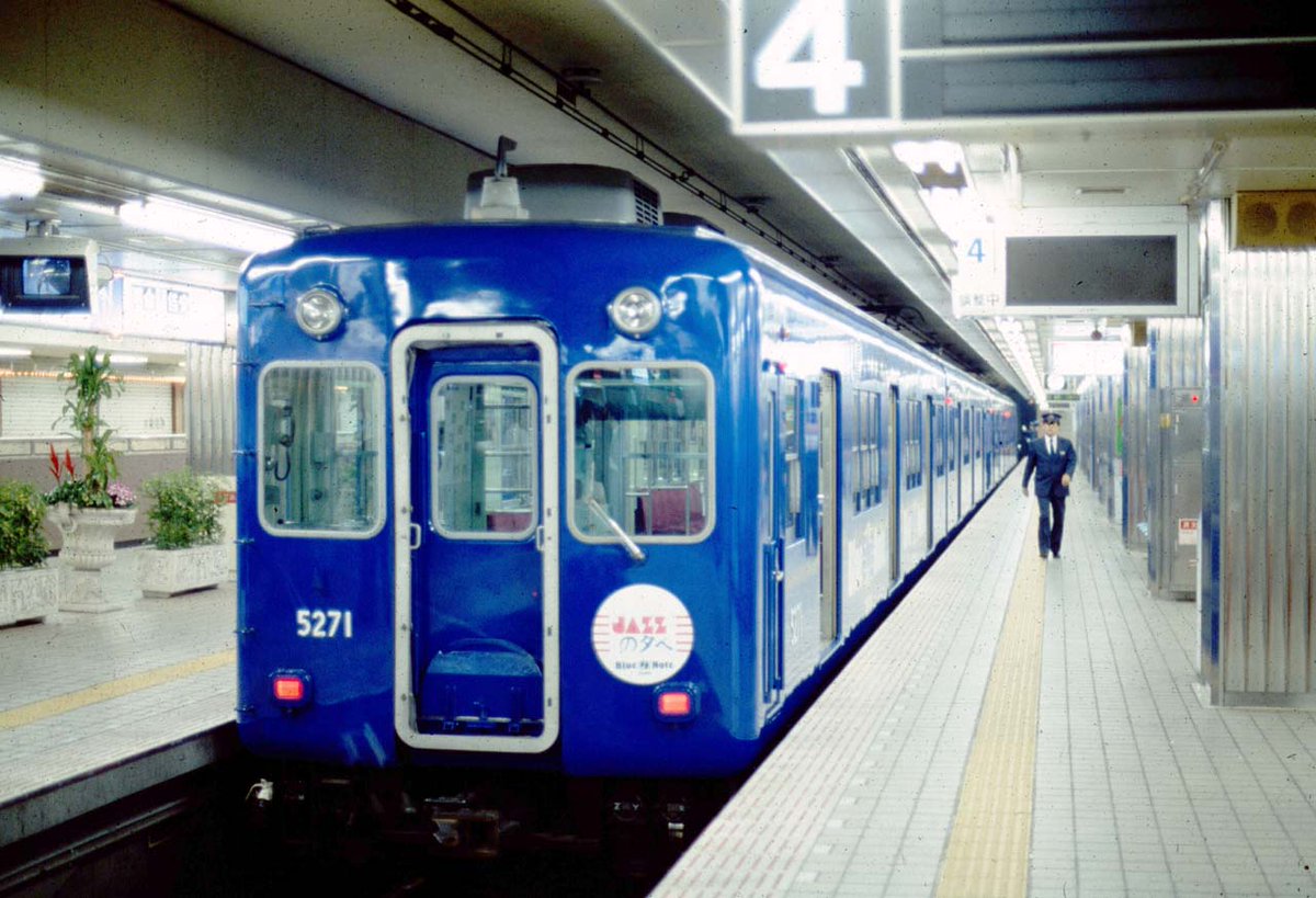 当時は区間特急やら行先看板を使用する車両も居ましたから、副票は車掌台側に掲出せざるを得なかったんでしょうね。3561サヨナラやジャズの夕べ号も運転席側に大型丸看板でした。
#阪神が優勝したので阪神電車を貼ろう