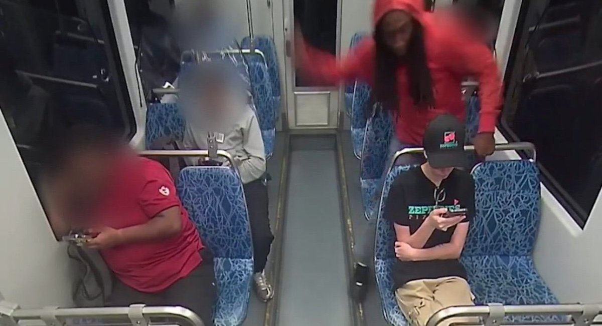 Un lamentable suceso, un hombre identificado como Decarlos Brown Jr, sin ninguna provocación ni altercado, apuñaló a una refugiada ucraniana en un tren, ocasionándole la muerte.

El evento ocurrió en Chalotte, Carolina del Norte, y ha causado polémica en redes sociales.