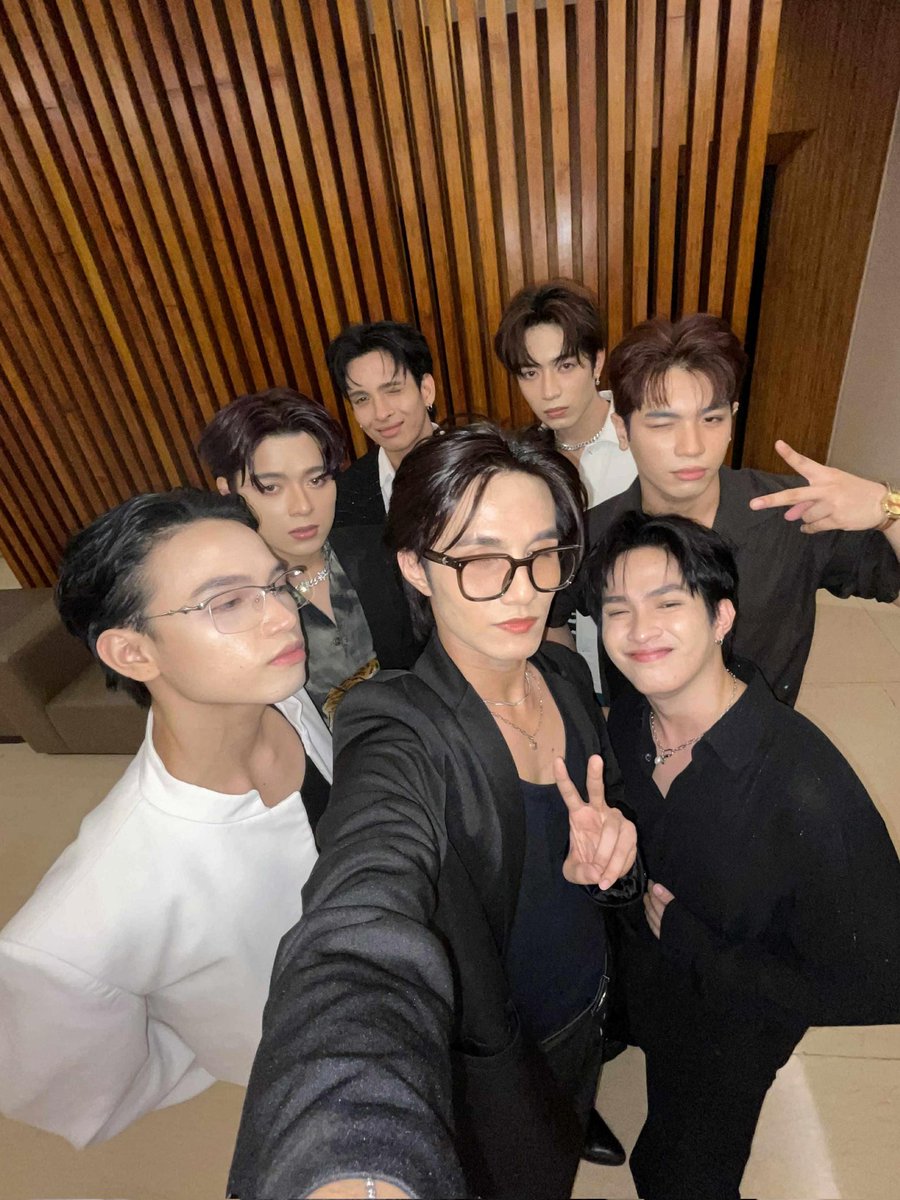 Happy 10th Debut Month to SY•NC 

I wonder what's in store for us these coming months? Hmm. Tignan natin, wag na nga muna natin problemahin. Saka na siguro, paglipas na ng ulan. 

#syncph 🌧