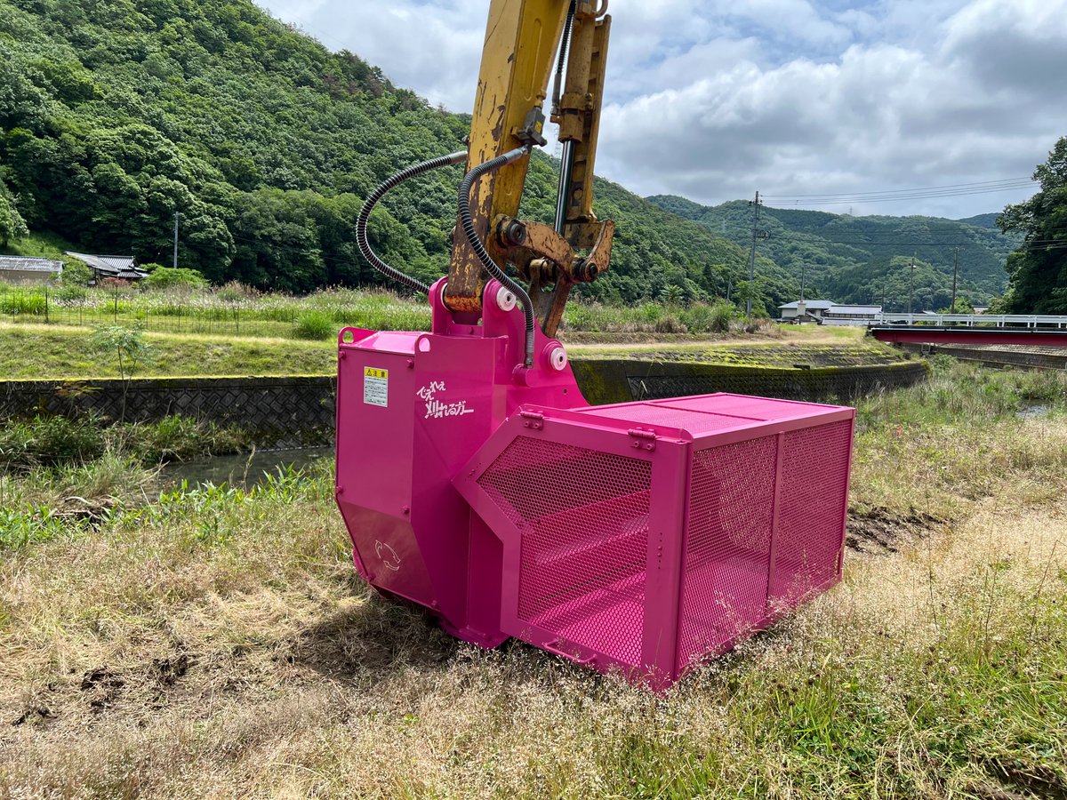 皆様お疲れ様です?✨ 当社ピンクの草刈り機『集草バスケット付きで 
